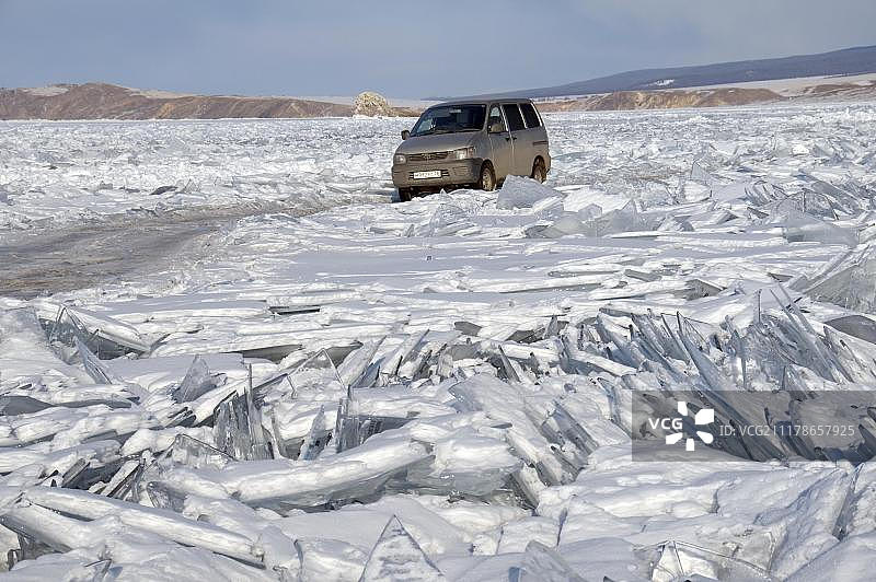 贝加尔湖奥利洪岛的汽车（俄罗斯，欧亚大陆，欧洲）图片素材
