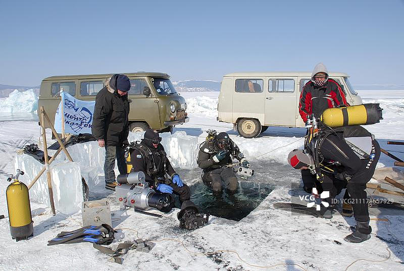 贝加尔湖的水下摄像师Didier Noirot，俄罗斯西伯利亚奥利洪岛，欧亚大陆，欧洲图片素材