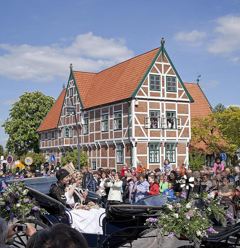 选美比赛，节日游行，约克鲜花节，市政厅，约克，阿尔特斯·兰德水果种植区，下萨克森州，德国，欧洲，公共场所，欧洲图片素材