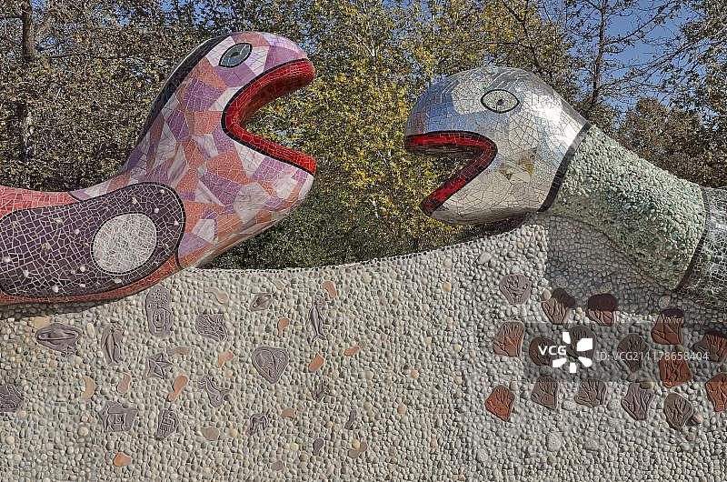 蛇头，镶嵌马赛克的混凝土雕塑，卡利法女王的魔法圈，法国雕塑家尼基·德·圣法尔的晚期作品，基特·卡森公园，埃斯孔迪多，圣地亚哥，加利福尼亚州，美国，公共用地，北美图片素材
