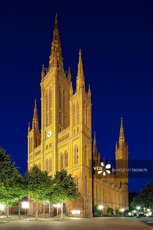 威斯巴登市场教堂夜景图片素材