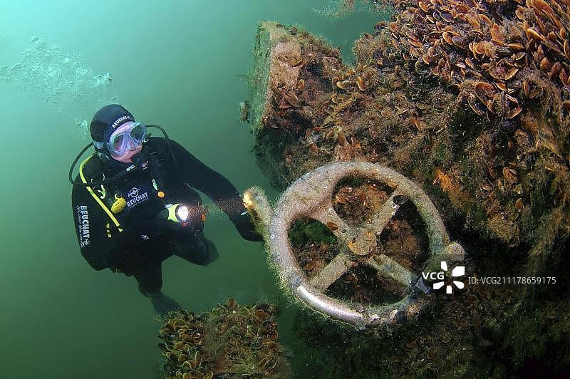 潜水员在“中尉扎查仁尼”号沉船残骸潜水，位于乌克兰蛇岛，黑海图片素材