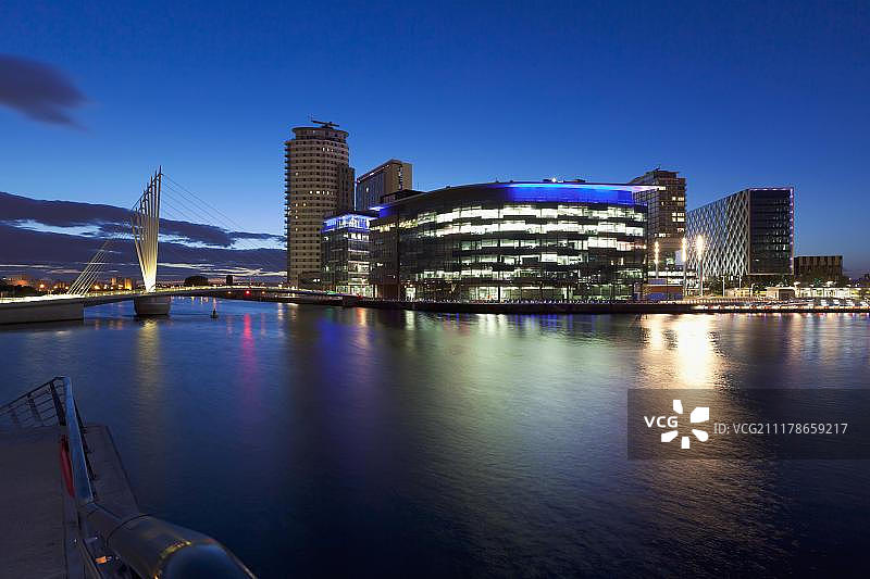 英国曼彻斯特索尔福德码头BBC Quay House夜景图片素材