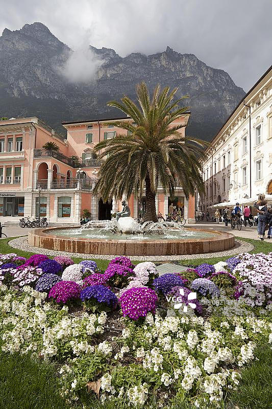 春天花朵和喷泉，位于意大利特伦蒂诺-上阿迪杰里瓦德尔加尔达的朱塞佩·加里波第广场图片素材