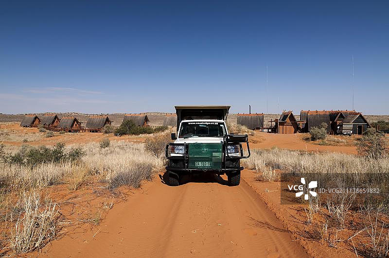 卡拉哈里沙漠的吉普车和住宿，!Xaus旅馆图片素材