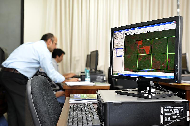 接受卫星图像判读培训的森林管理者，正在监测亚马逊雨林在秘鲁、厄瓜多尔、玻利维亚、圭亚那、哥伦比亚、苏里南、委内瑞拉、巴西等南美洲国家的森林砍伐情况图片素材