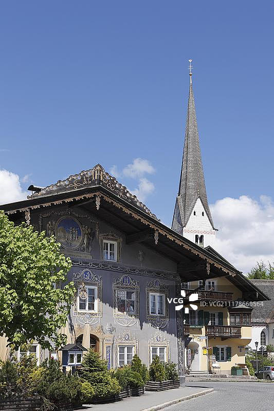 胡萨尔餐厅,胡萨尔之家建筑,圣马丁老教区教堂,加米施地区,加米施-帕滕基兴,韦尔登费尔瑟兰地区,上巴伐利亚,巴伐利亚,德国,欧洲,公共场所,欧洲图片素材