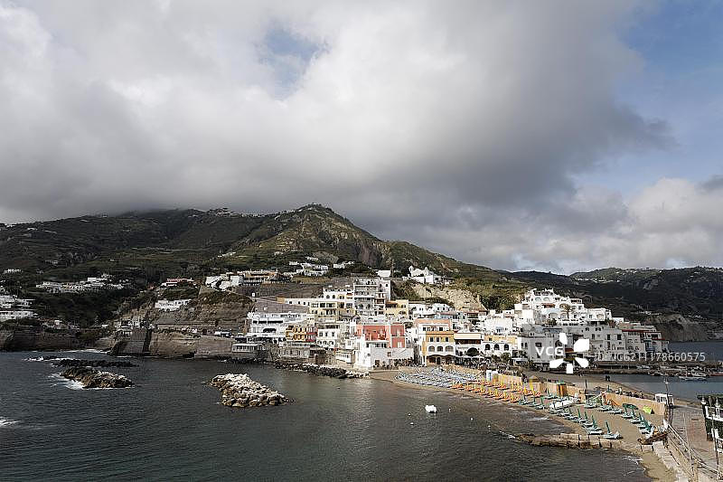 意大利南部坎帕尼亚那不勒斯湾伊斯基亚岛塞拉拉丰塔纳圣安杰洛渔村图片素材