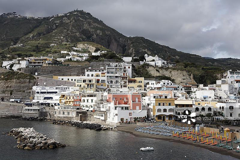 意大利南部坎帕尼亚那不勒斯湾伊斯基亚岛塞拉拉丰塔纳圣安杰洛渔村图片素材