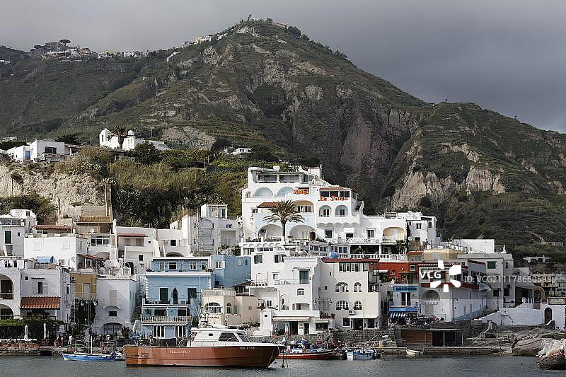 意大利南部坎帕尼亚那不勒斯湾伊斯基亚岛塞拉拉丰塔纳圣安杰洛渔村图片素材