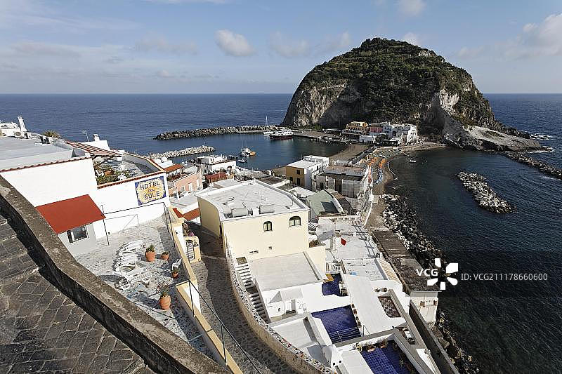 意大利南部坎帕尼亚那不勒斯湾伊斯基亚岛塞拉拉丰塔纳圣安杰洛渔村图片素材
