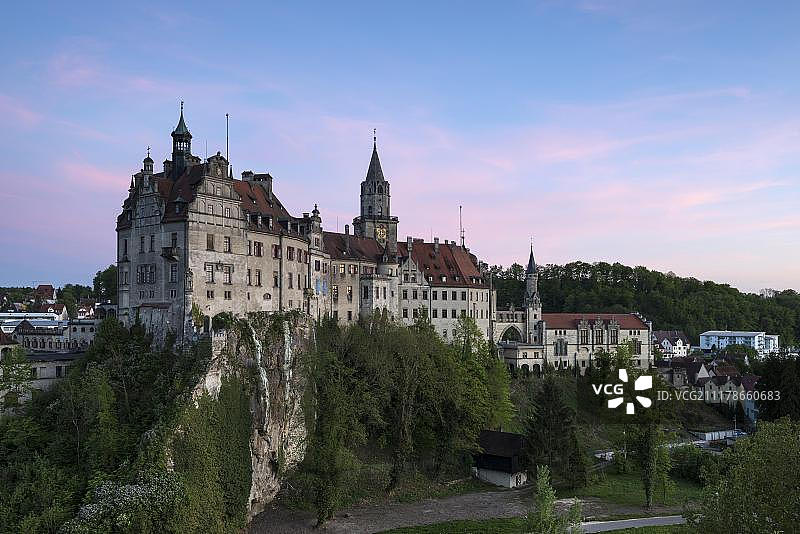 德国巴登-符腾堡州锡格马林根城堡的日落图片素材