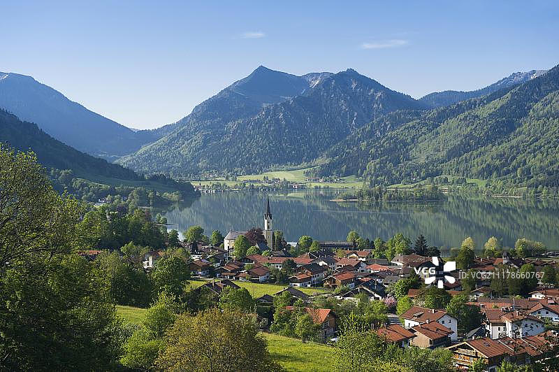 从高处看施利尔湖和施利尔湖村，巴伐利亚阿尔卑斯山，上巴伐利亚，巴伐利亚，德国，欧洲图片素材