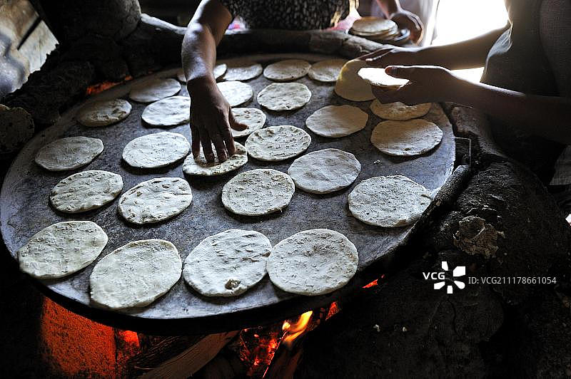 危地马拉圣法斯贫民窟厨房制作的墨西哥薄饼图片素材