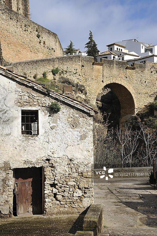 西班牙安达卢西亚马拉加省龙达老桥前的老谷仓图片素材