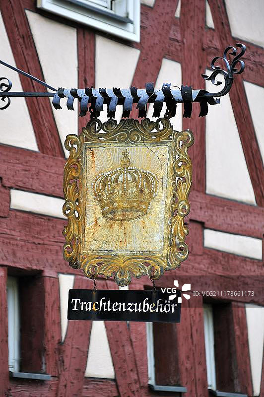 库恩罗伊特传统服饰店招牌，原金皇冠旅馆，德国巴伐利亚图片素材