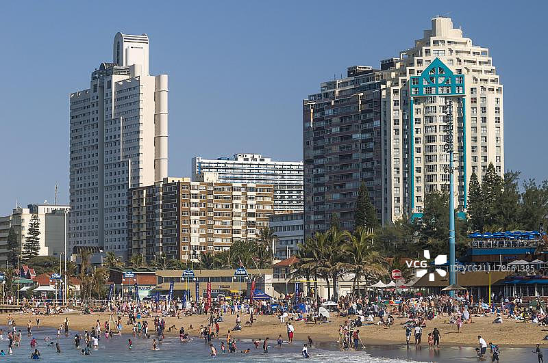 南非夸祖鲁-纳塔尔省德班海滩上的人们图片素材