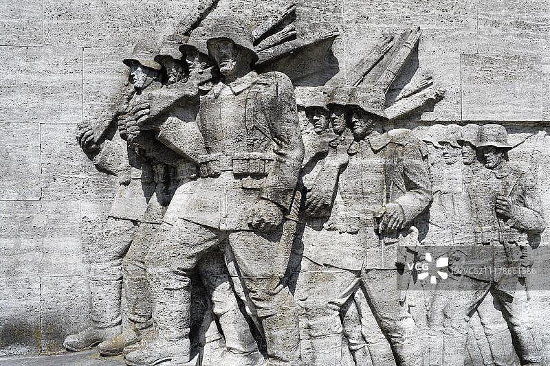 行进的士兵,来自 Muschelkalk 的救济,贝壳石灰石,39er Denkmal,纪念馆,纳粹风格的战争纪念馆,德国北莱茵-威斯特法伦州杜塞尔多夫-戈尔茨海姆,欧洲图片素材