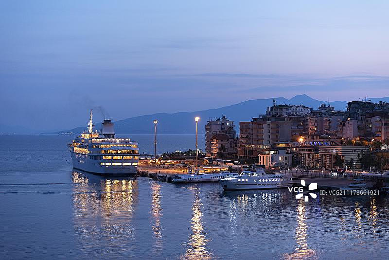 阿尔巴尼亚萨兰达夜间游轮渡轮码头图片素材
