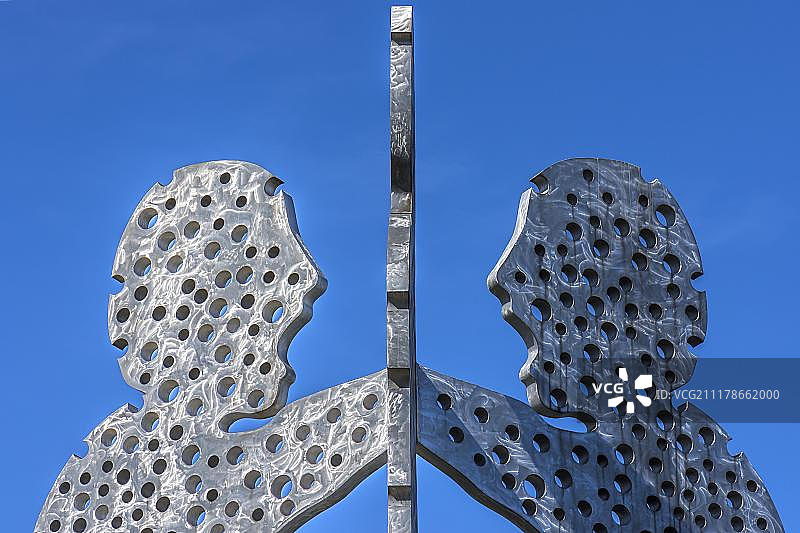 德国柏林施普雷河分子人雕塑图片素材