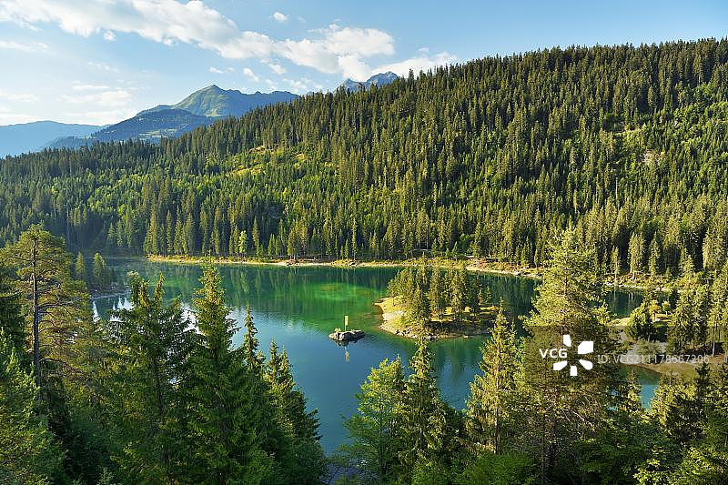 考马湖，瑞士弗利姆斯大森林中的浴湖图片素材