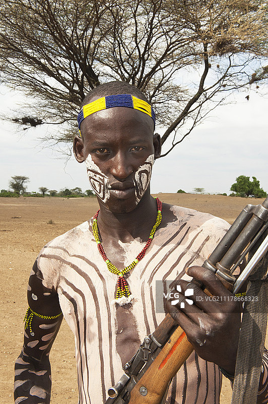 手持步枪的卡罗族战士，奥莫河谷，埃塞俄比亚南部，非洲图片素材