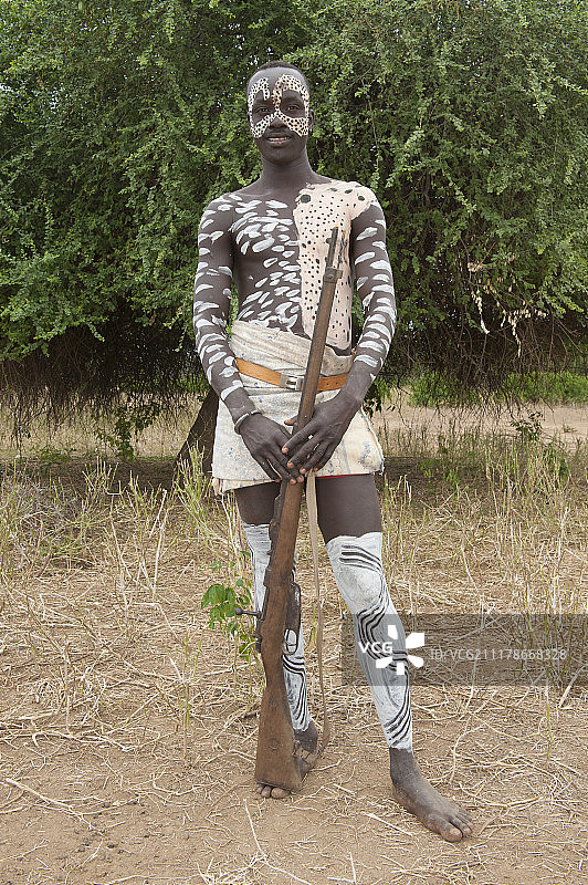 手持步枪的卡罗族战士，奥莫河谷，埃塞俄比亚南部，非洲图片素材