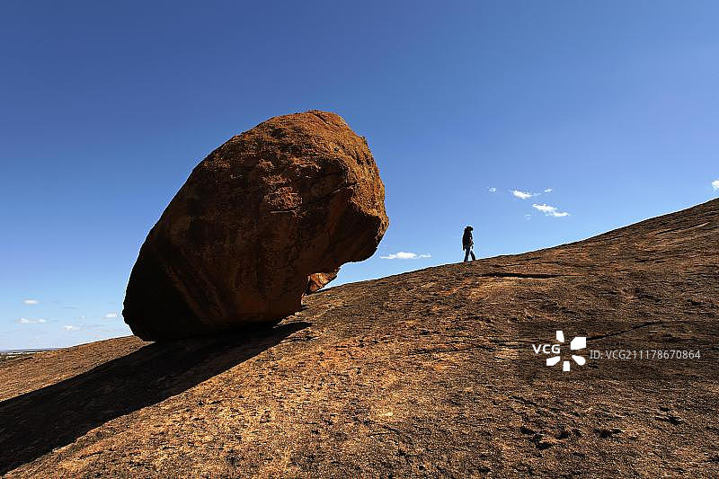在澳大利亚西澳大利亚州贝林布丁岩石旁的人图片素材