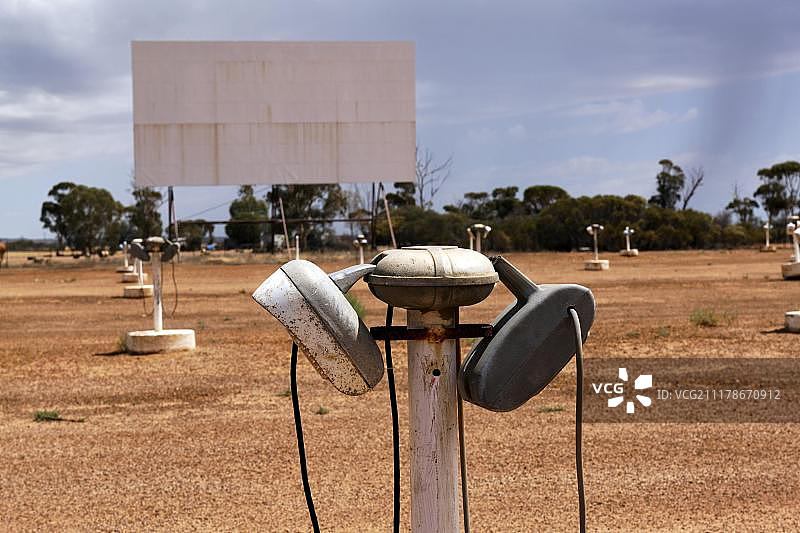 位于大洋洲澳大利亚西澳大利亚维多利亚平原的穆金布丁老式汽车电影院图片素材