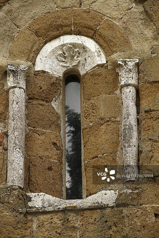 意大利托斯卡纳格罗塞托省索瓦纳罗马式主教座堂外的柱子小窗户图片素材