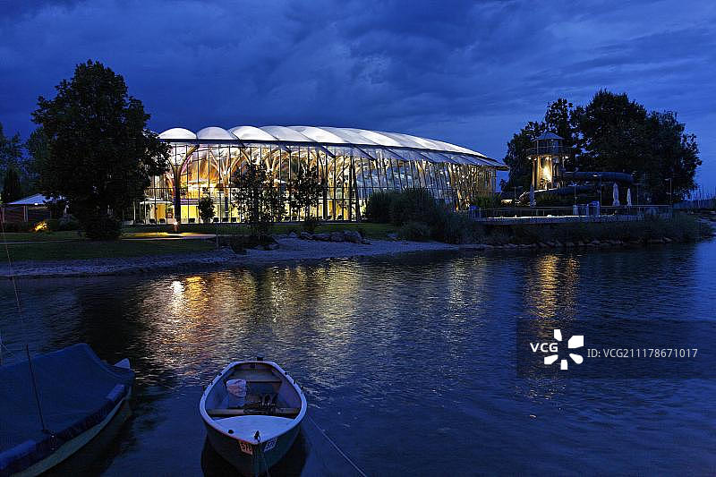傍晚的普里恩阿姆基姆湖公共游泳池，德国巴伐利亚基姆高地区图片素材