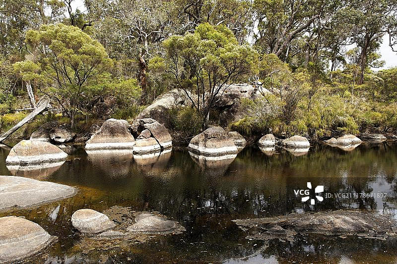 西澳大利亚沃波尔富兰克林河上的花岗岩巨石图片素材
