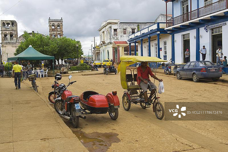 古巴关塔那摩省巴拉科阿，Plaza Marti广场的彩色殖民时期房屋街景，中美洲图片素材
