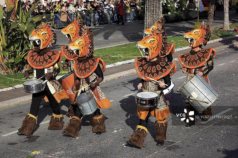 尼斯鲜花游行街头表演中音乐团体身穿的动物奇幻服装图片素材