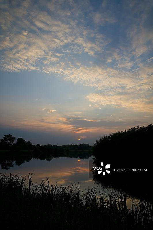 英国莱斯特郡日落时的卷积云和水面图片素材