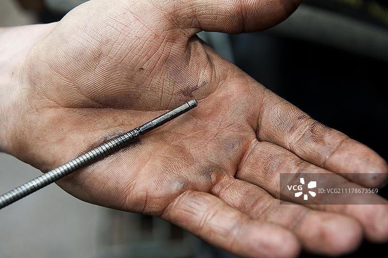 在英国检查拖拉机发动机油位图片素材