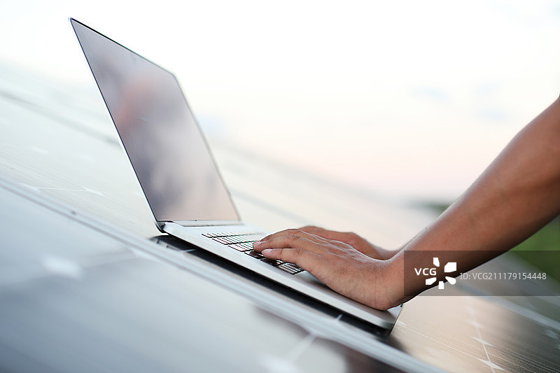 工程师在太阳能板上工作图片素材