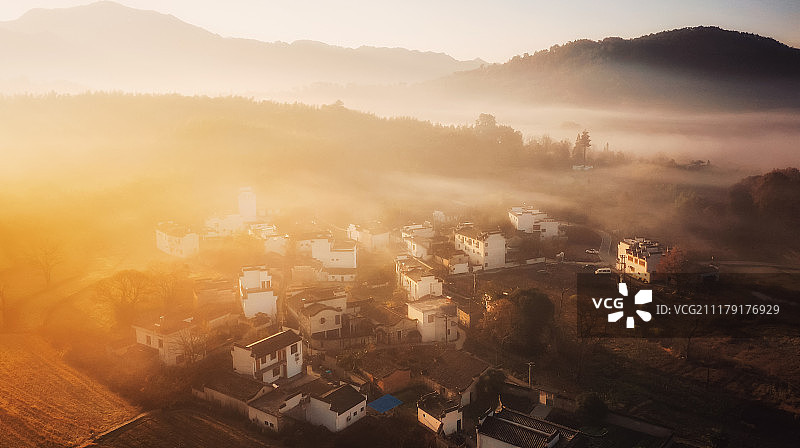 晨雾中的村庄图片素材