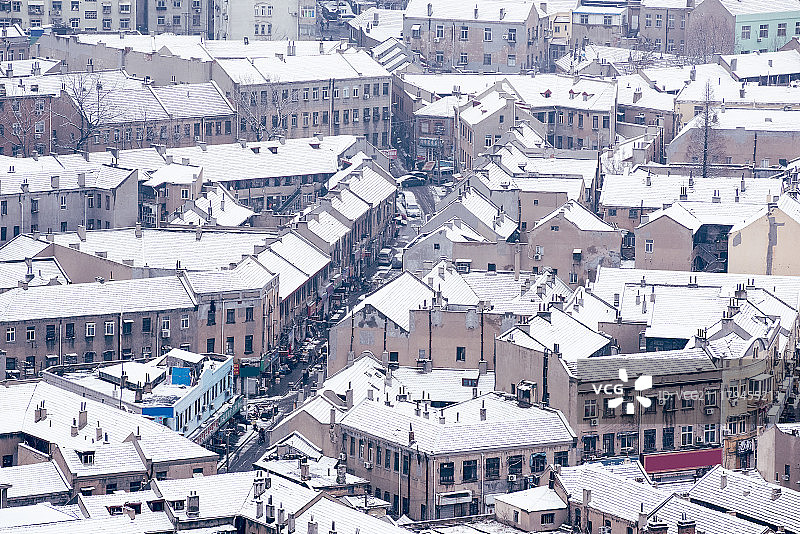 航拍雪后的青岛西部老城区城市风光图片素材