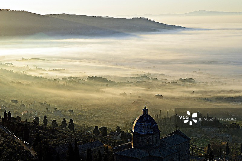 雾中的瓦尔迪基亚纳图片素材