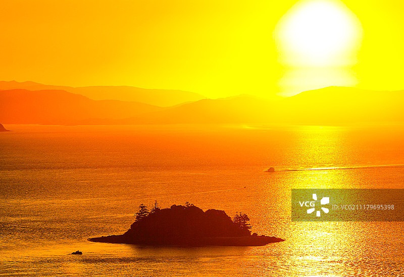 汉密尔顿岛圣灵群岛的金色日落图片素材