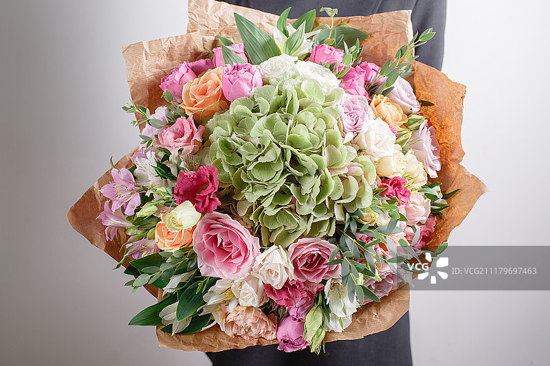 工作中的插花师：制作绣球花花束图片素材