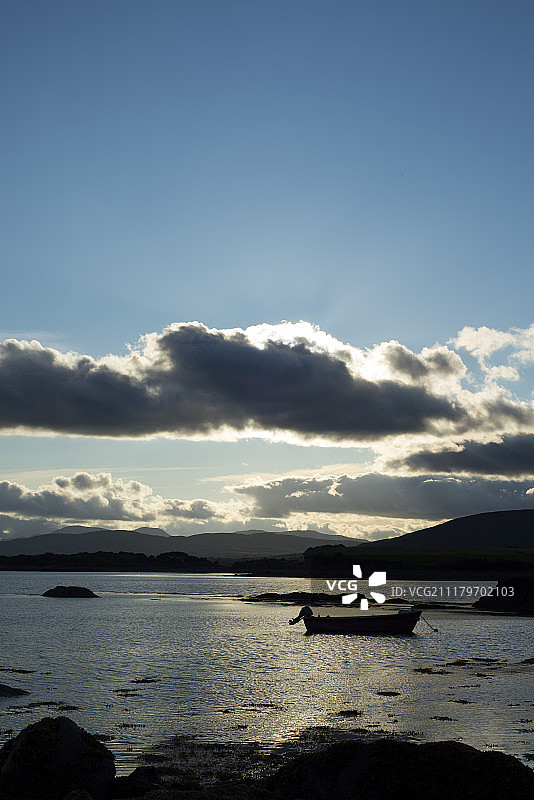 日落时分，宁静海湾中的船只图片素材