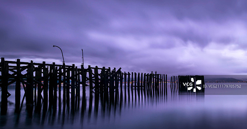 夕阳下的码头图片素材