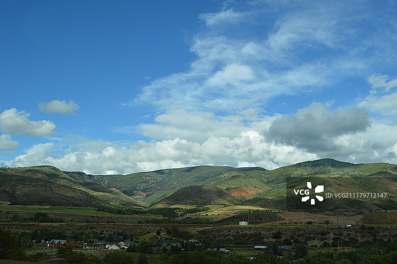 蓝天下的田野风景图片素材