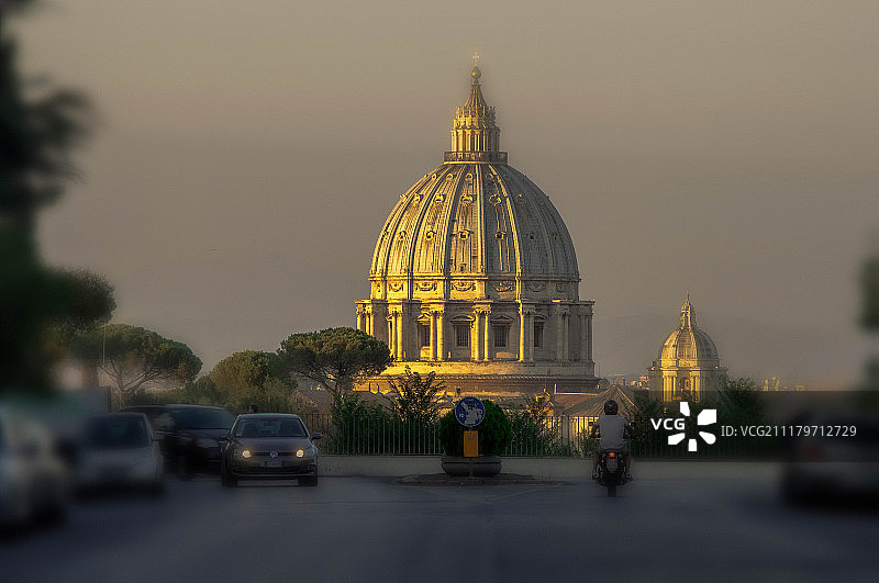 从小山丘路看圣彼得教堂图片素材