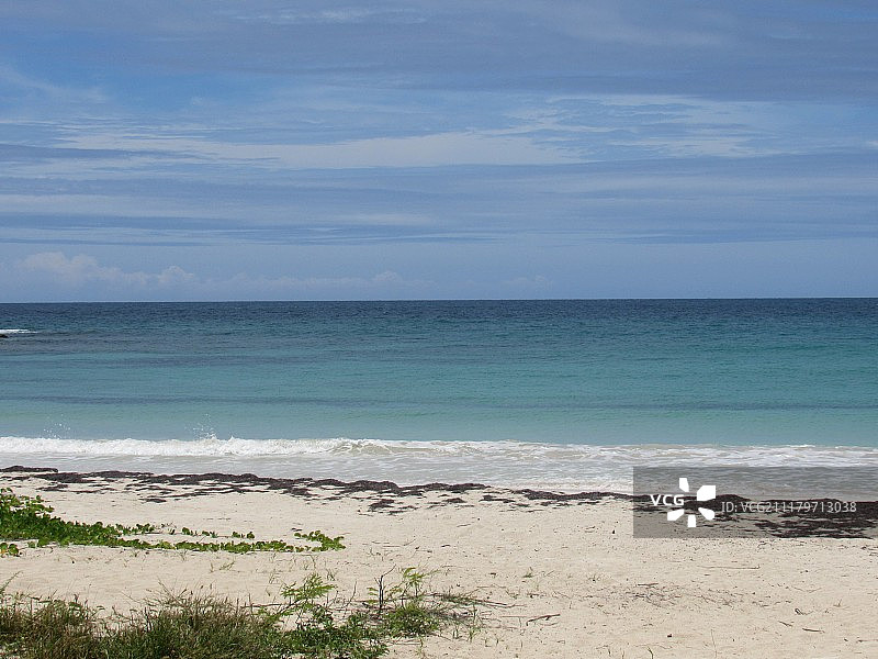 海滩上的人们对着天空图片素材