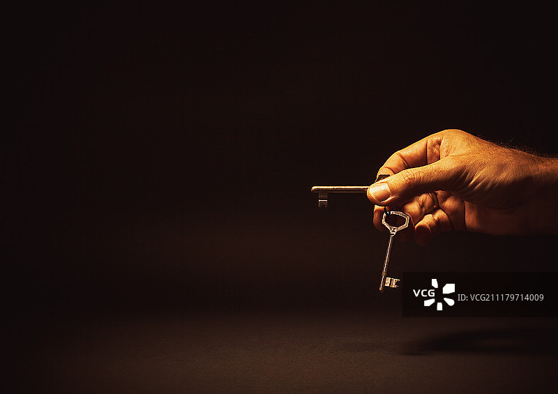 男人手拿钥匙图片素材