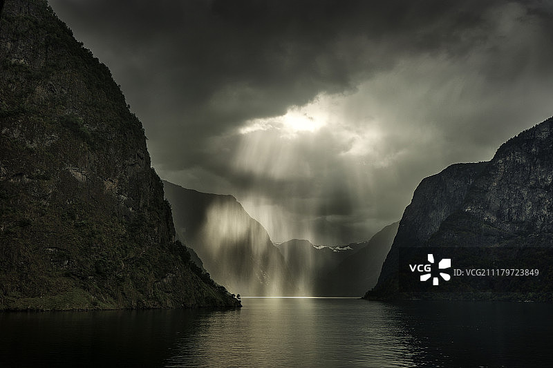 纳柔依峡湾上空的风暴图片素材