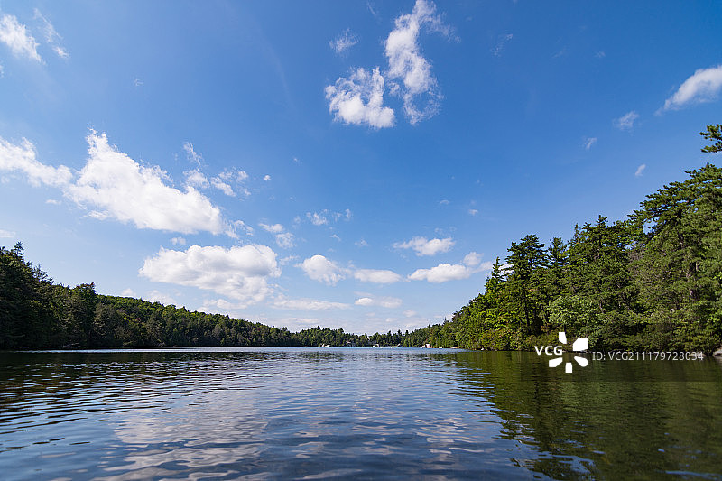 蓝天白云下的图片素材